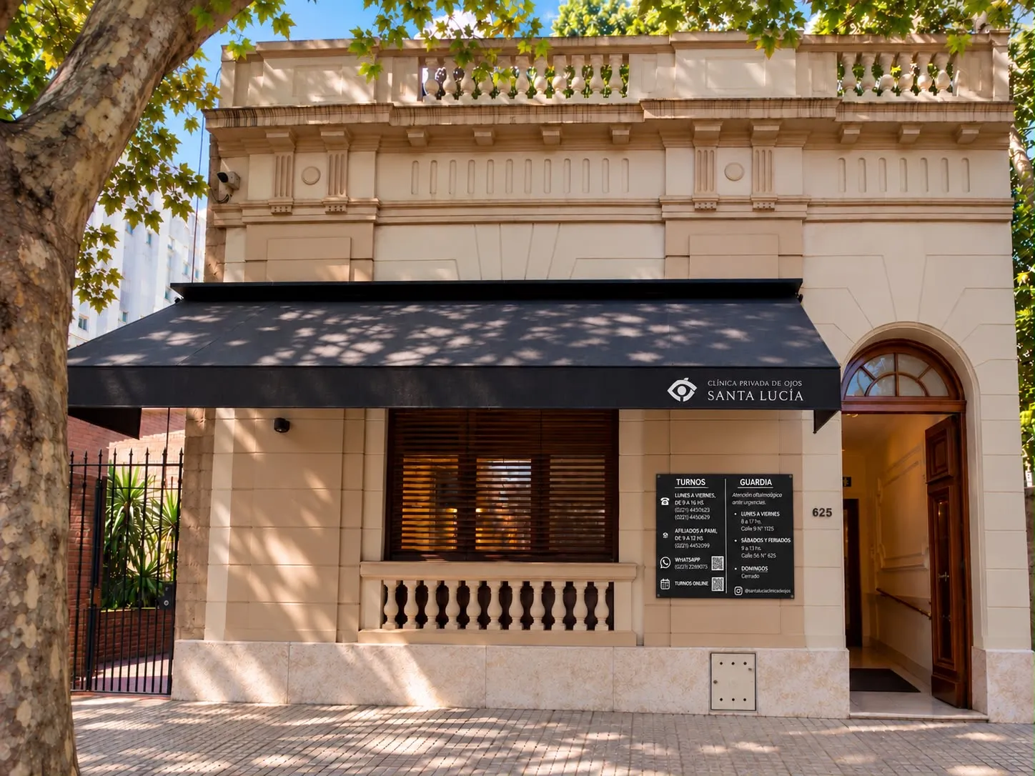 Fachada de la Clínica de Ojos Santa Lucía en La Plata
