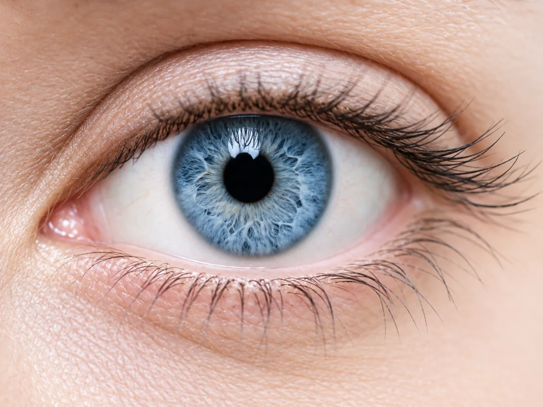 Detalle ilustrativo de un ojo con iris azul
